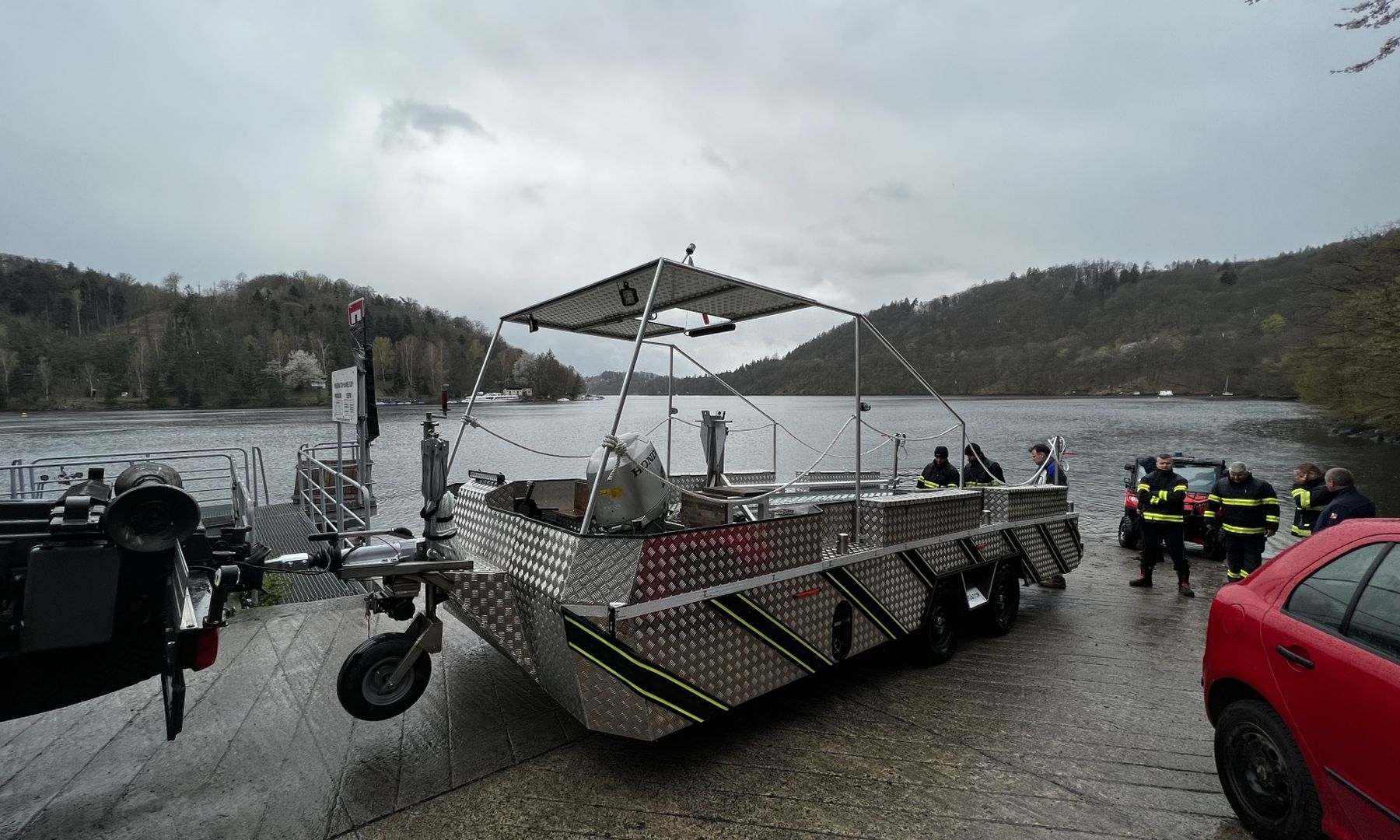 RiverTrailer Aligátor u vodní plochy