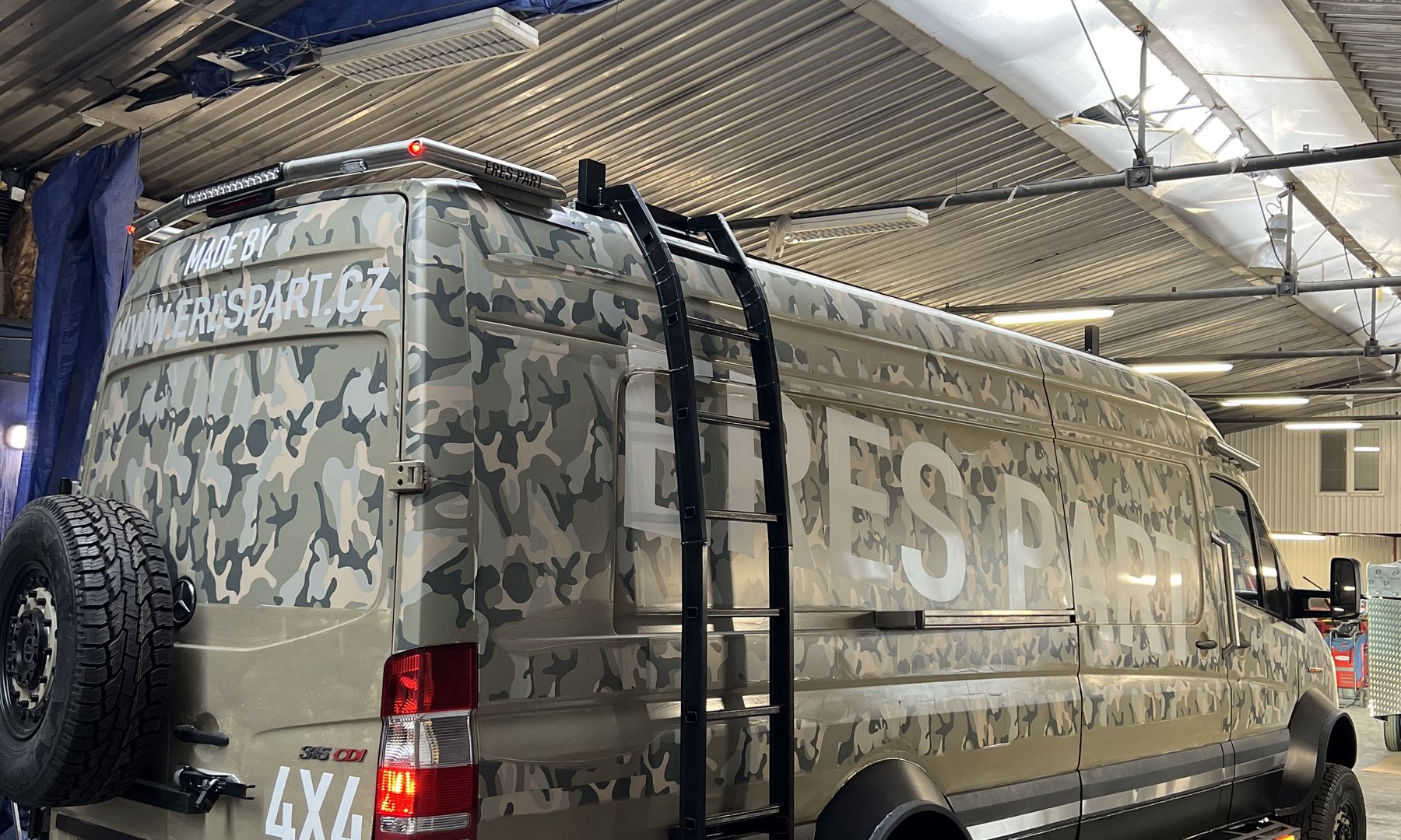 Offroad Sprinter 4×4 s maskáčovým polepem