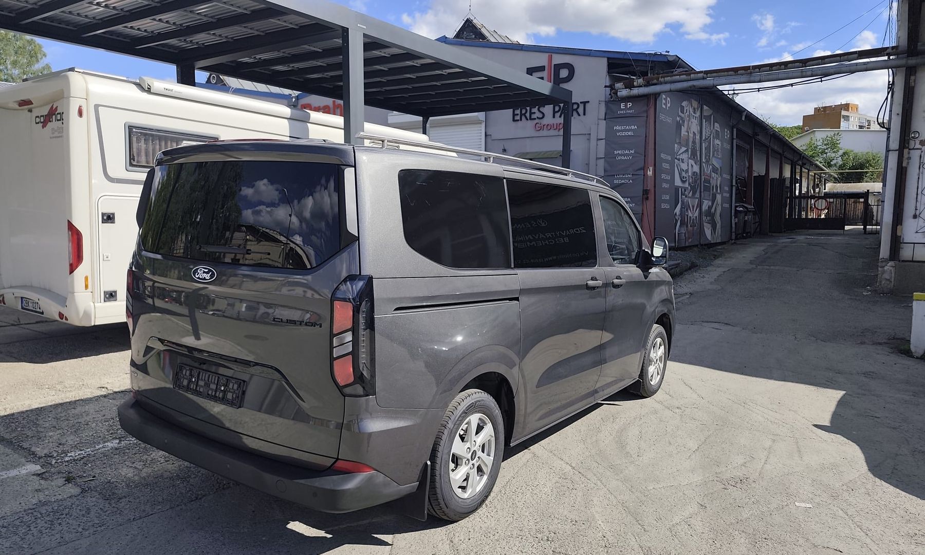 Pohřební vůz na Fordu Transit Custom před dílnou ERES PART