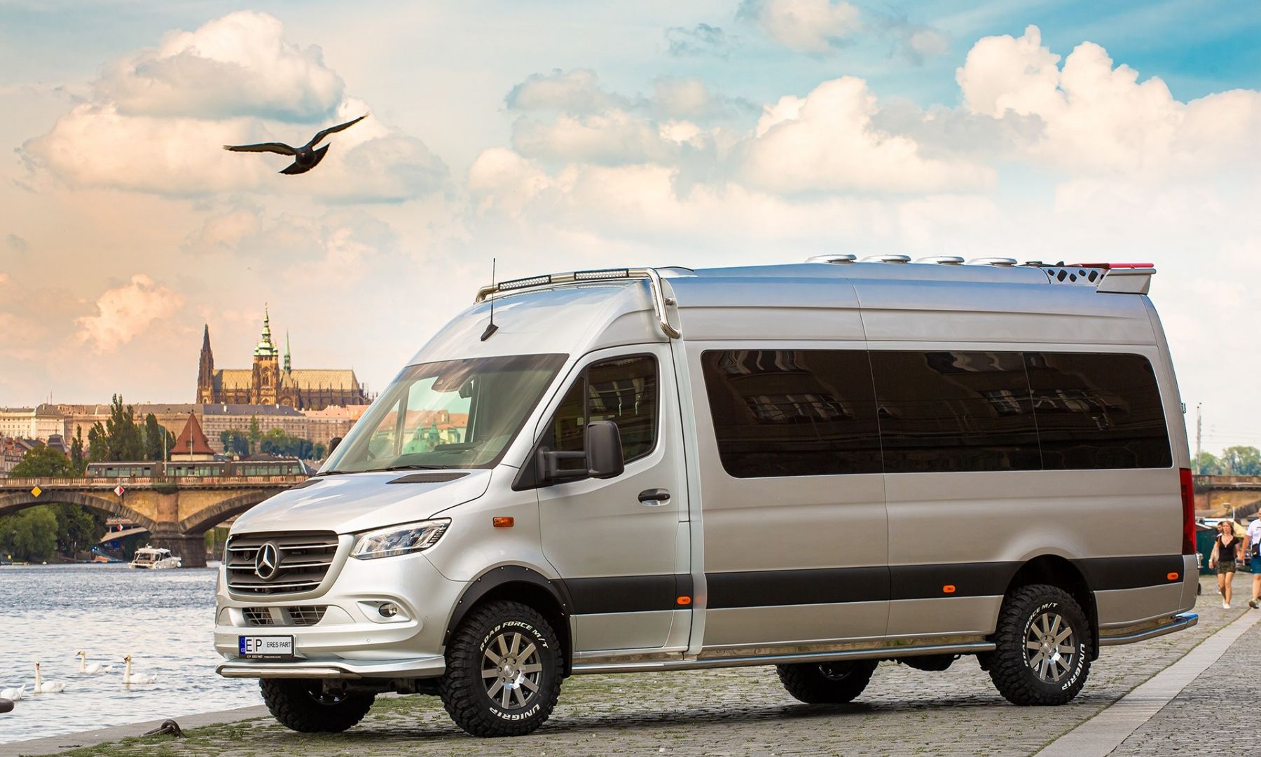 VIP Sprinter 4×4 na pražské náplavce, v pozadí Pražský hrad