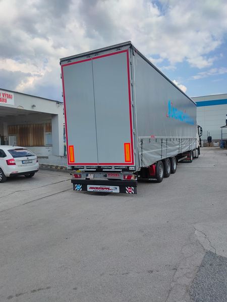 Hotový návěs v areálu automobilky