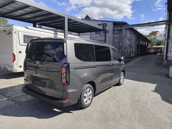 Ford Transit Custom nové generace před dílnou